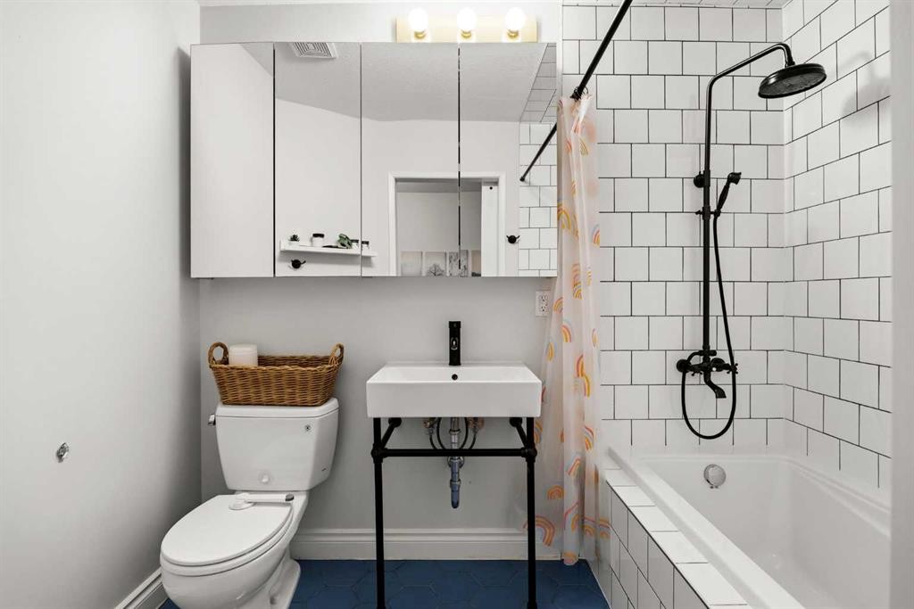 1-1061 Evergreen Circle, Canmore, AB - Indoor Photo Showing Bathroom