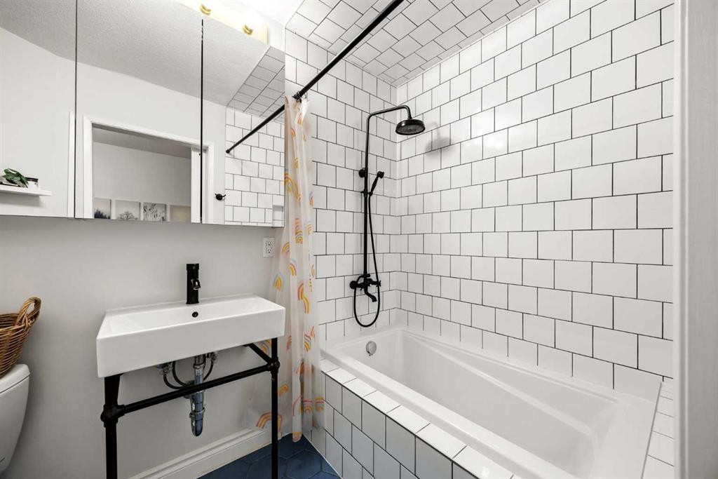 1-1061 Evergreen Circle, Canmore, AB - Indoor Photo Showing Bathroom
