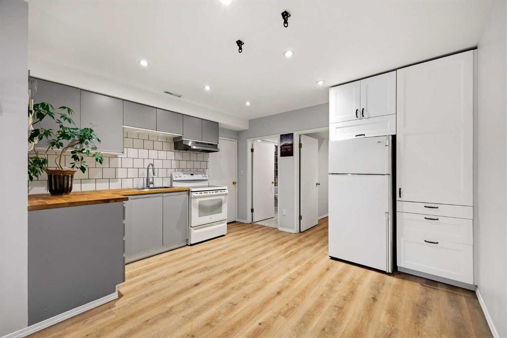 1-1061 Evergreen Circle, Canmore, AB - Indoor Photo Showing Kitchen