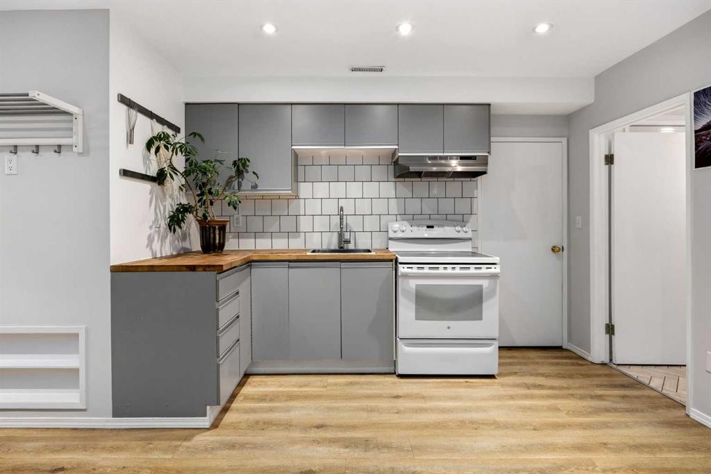 1-1061 Evergreen Circle, Canmore, AB - Indoor Photo Showing Kitchen