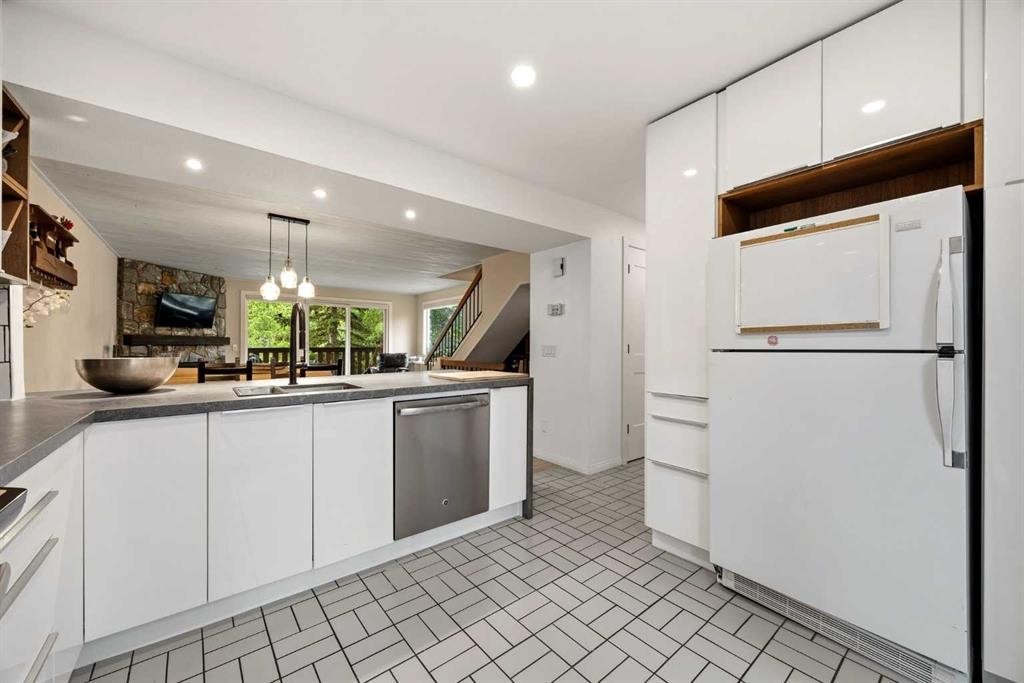 1-1061 Evergreen Circle, Canmore, AB - Indoor Photo Showing Kitchen
