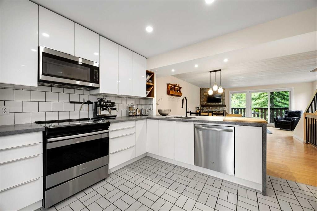 1-1061 Evergreen Circle, Canmore, AB - Indoor Photo Showing Kitchen With Upgraded Kitchen