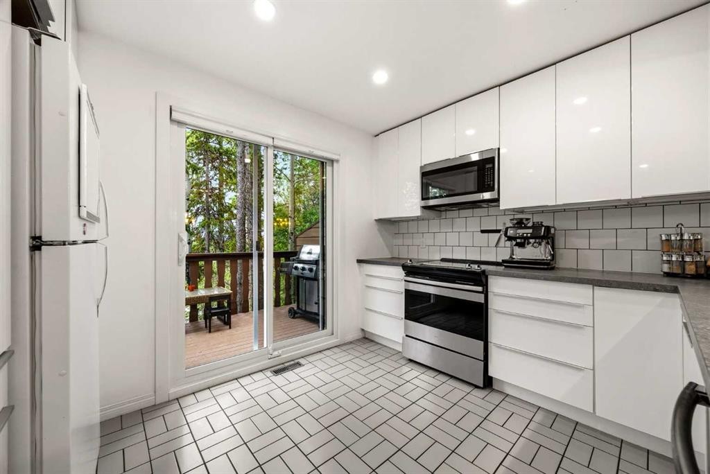 1-1061 Evergreen Circle, Canmore, AB - Indoor Photo Showing Kitchen