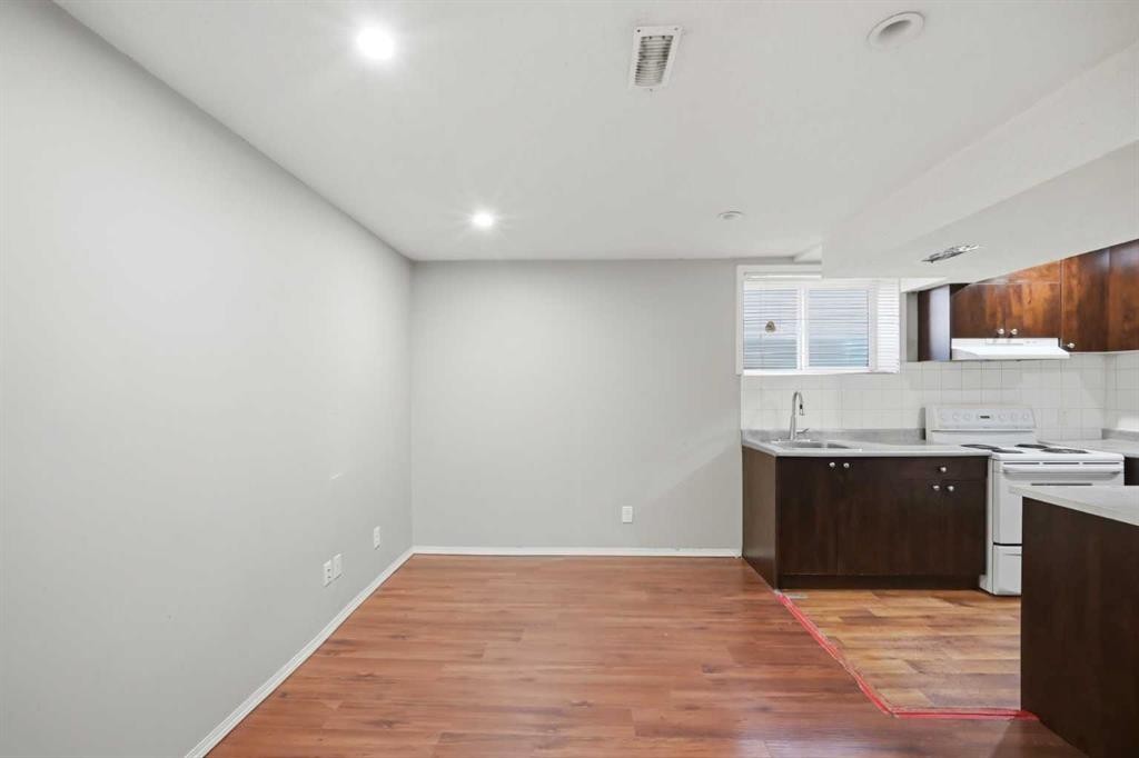 35 Saddlebrook Link Ne, Calgary, AB - Indoor Photo Showing Kitchen