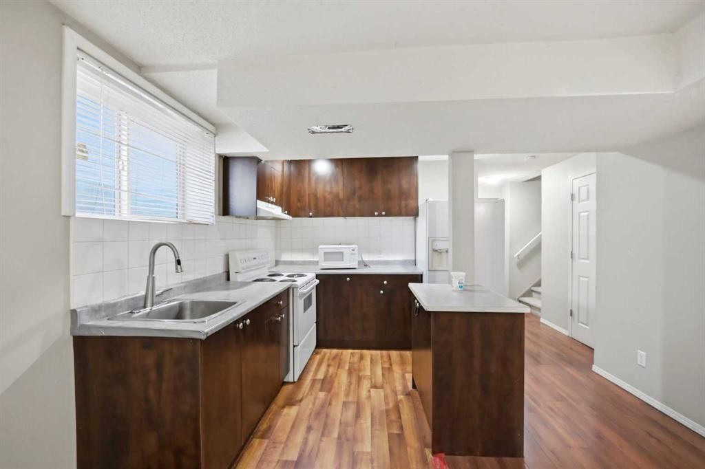 35 Saddlebrook Link Ne, Calgary, AB - Indoor Photo Showing Kitchen