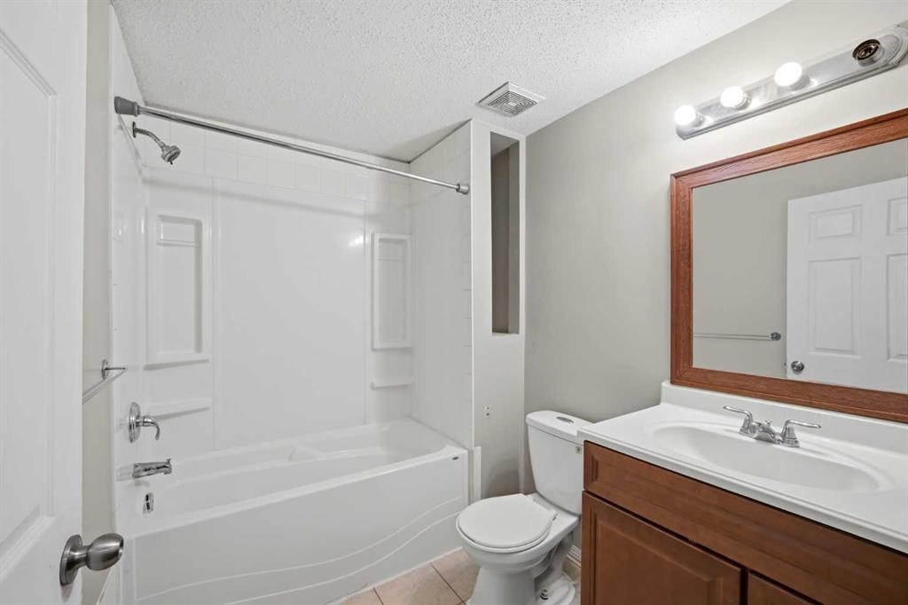 35 Saddlebrook Link Ne, Calgary, AB - Indoor Photo Showing Bathroom