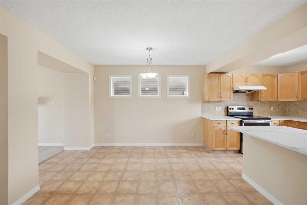 35 Saddlebrook Link Ne, Calgary, AB - Indoor Photo Showing Kitchen