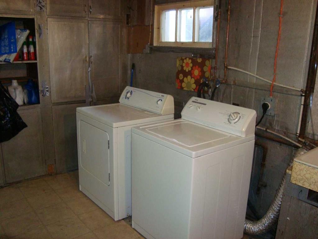 197 First Avenue, Trochu, AB - Indoor Photo Showing Laundry Room