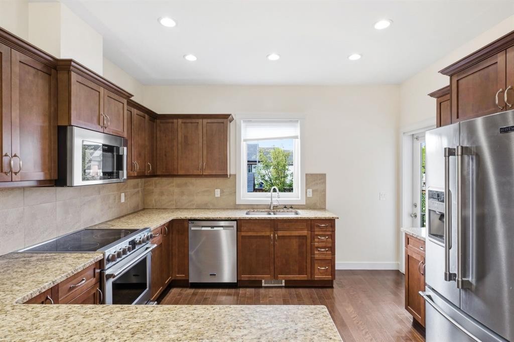 26 Violet Close, Olds, AB - Indoor Photo Showing Kitchen With Double Sink