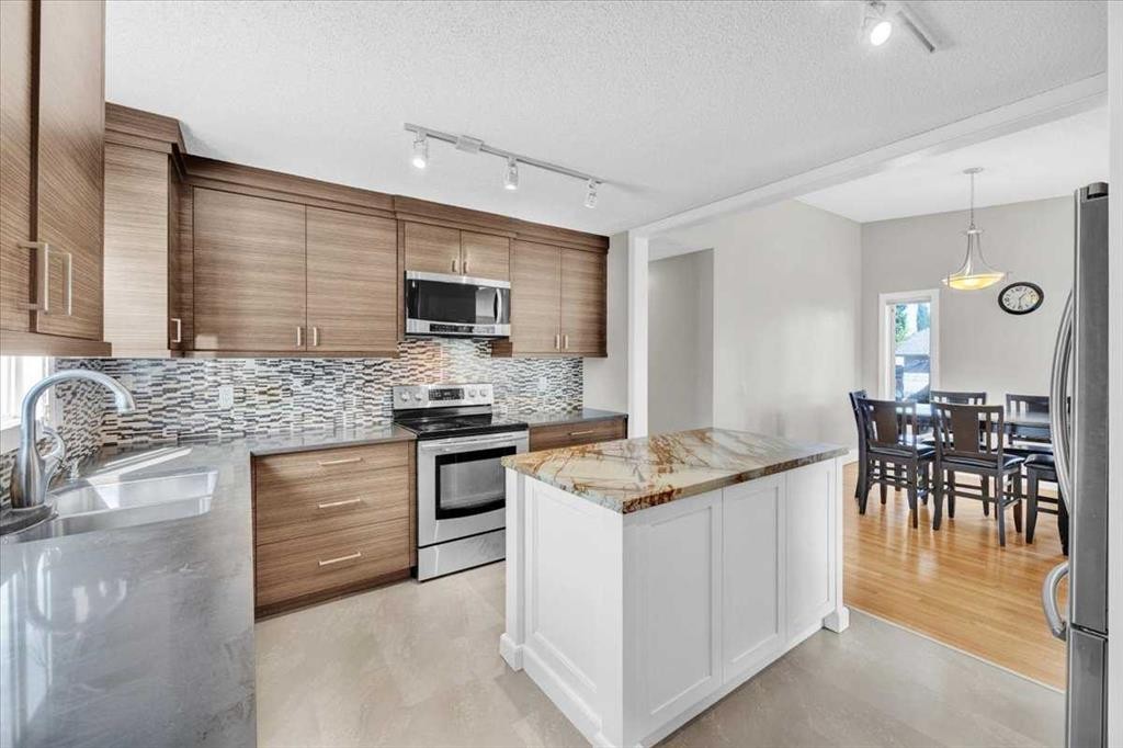 16207 Shawfield Drive Sw, Calgary, AB - Indoor Photo Showing Kitchen With Upgraded Kitchen