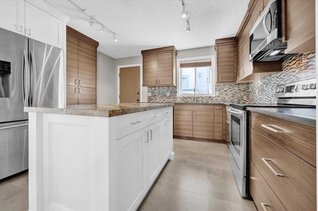 16207 Shawfield Drive Sw, Calgary, AB - Indoor Photo Showing Kitchen With Upgraded Kitchen