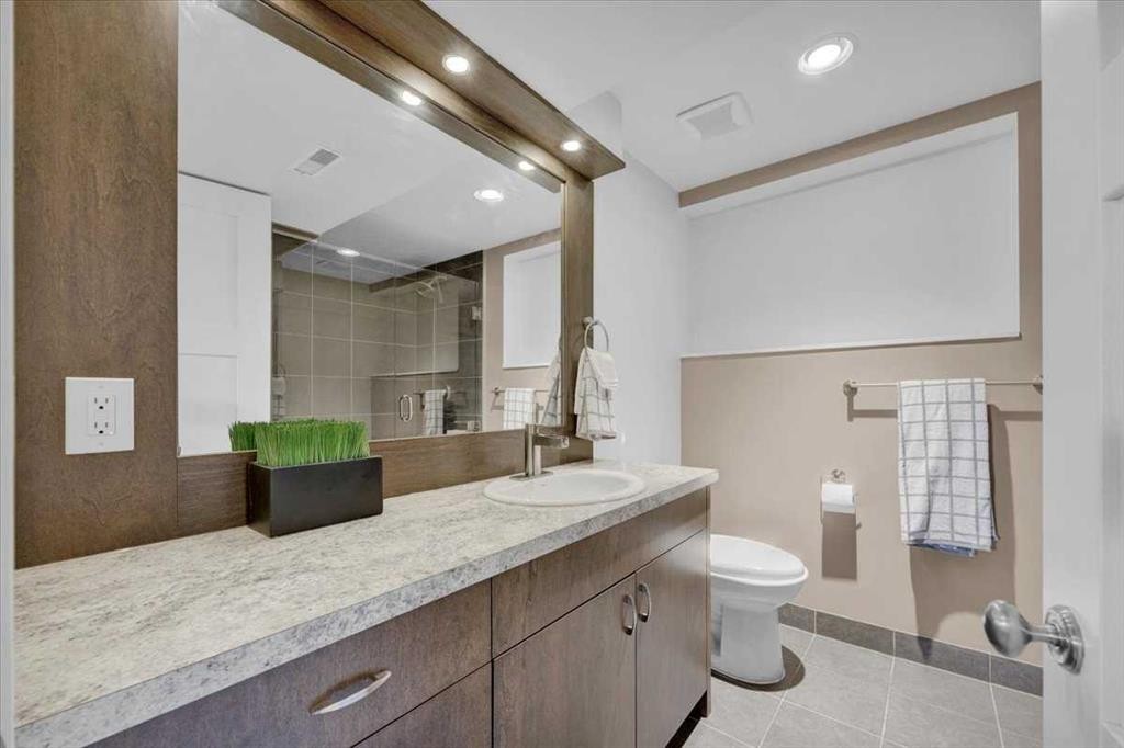 16207 Shawfield Drive Sw, Calgary, AB - Indoor Photo Showing Bathroom