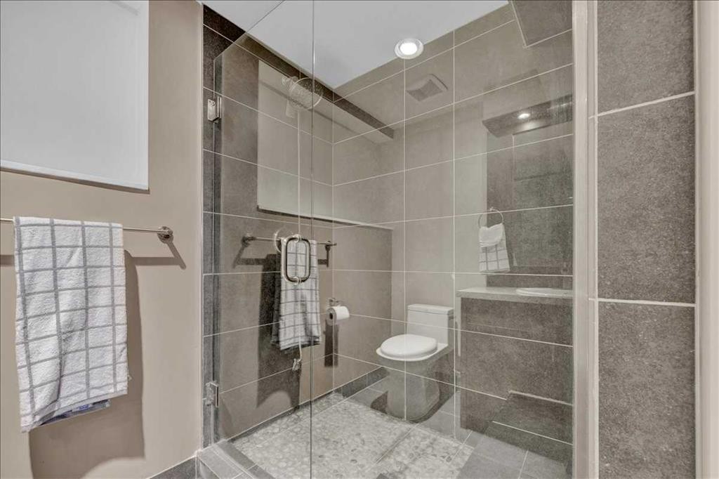 16207 Shawfield Drive Sw, Calgary, AB - Indoor Photo Showing Bathroom
