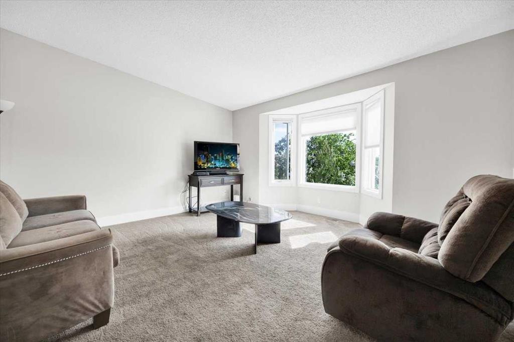 16207 Shawfield Drive Sw, Calgary, AB - Indoor Photo Showing Living Room