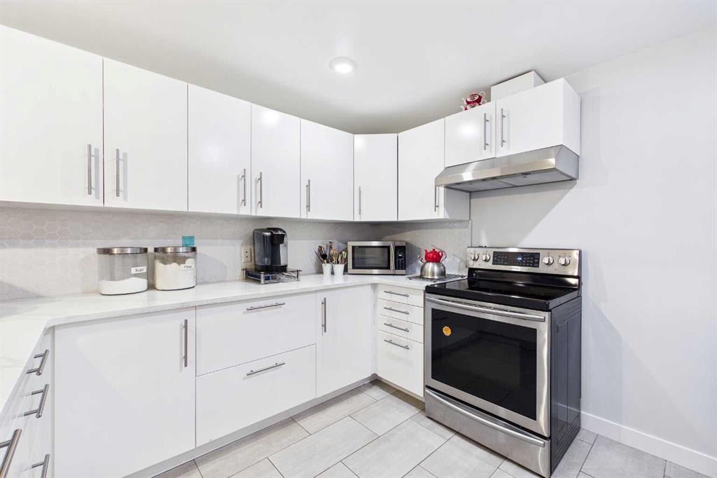 279 Valley Brook Circle Nw, Calgary, AB - Indoor Photo Showing Kitchen