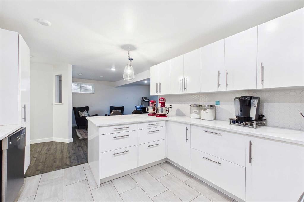 279 Valley Brook Circle Nw, Calgary, AB - Indoor Photo Showing Kitchen