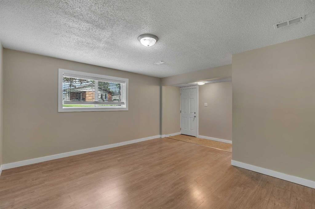 7621 23 Street Se, Calgary, AB