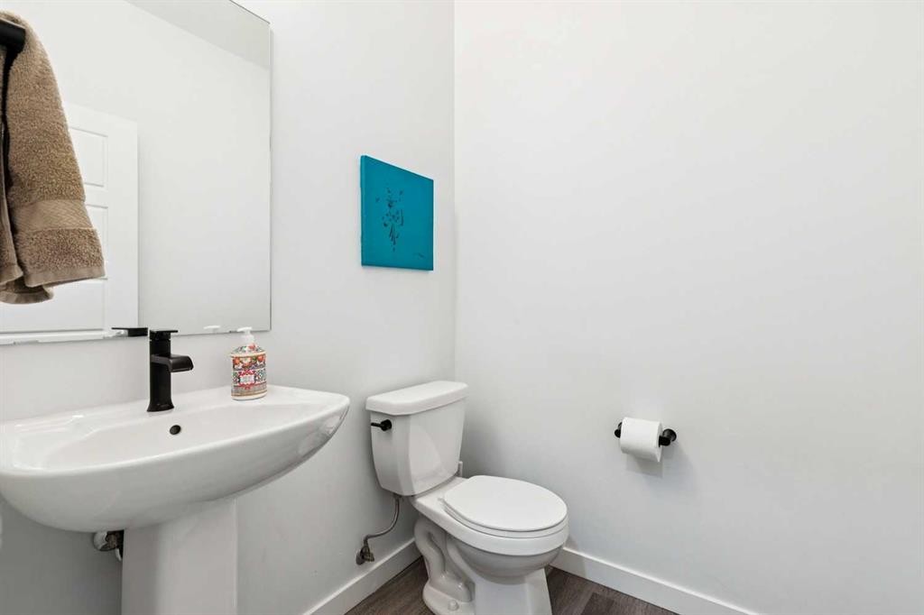 44 Creekside Boulevard Sw, Calgary, AB - Indoor Photo Showing Bathroom