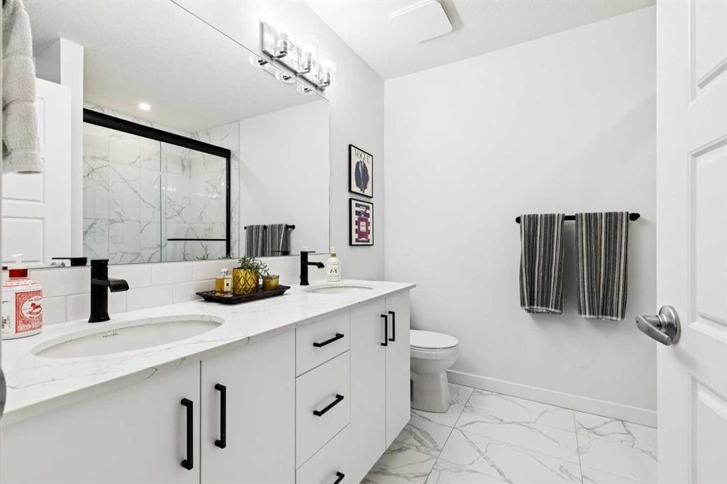 44 Creekside Boulevard Sw, Calgary, AB - Indoor Photo Showing Bathroom