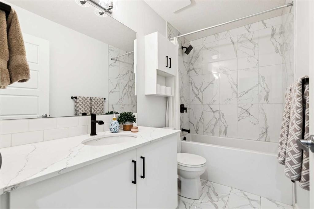 44 Creekside Boulevard Sw, Calgary, AB - Indoor Photo Showing Bathroom