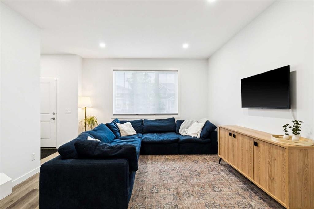44 Creekside Boulevard Sw, Calgary, AB - Indoor Photo Showing Living Room