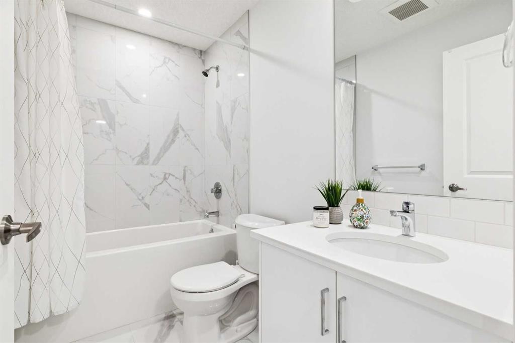 44 Creekside Boulevard Sw, Calgary, AB - Indoor Photo Showing Bathroom