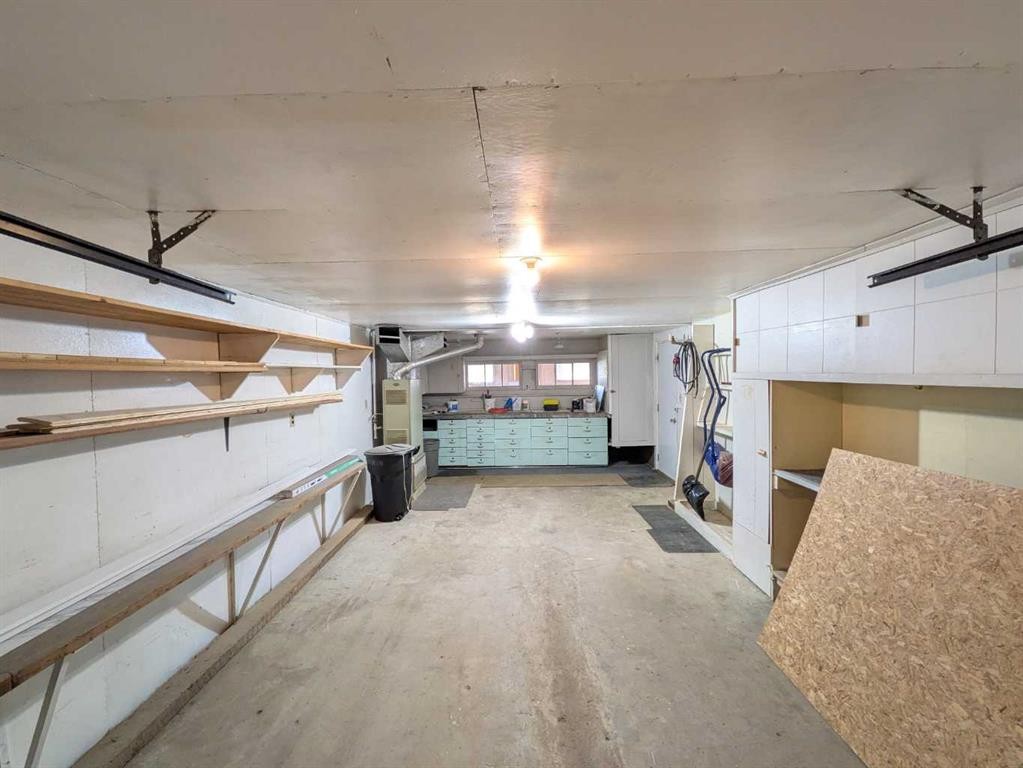 223 Allison Street, Acme, AB - Indoor Photo Showing Garage