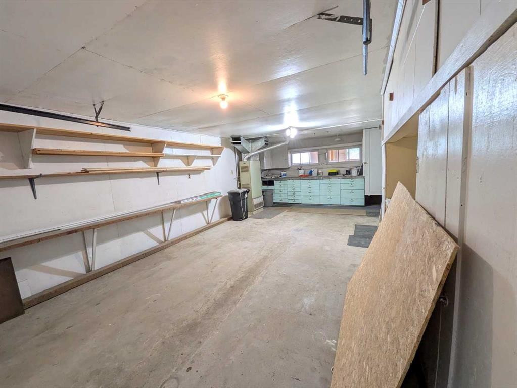 223 Allison Street, Acme, AB - Indoor Photo Showing Garage