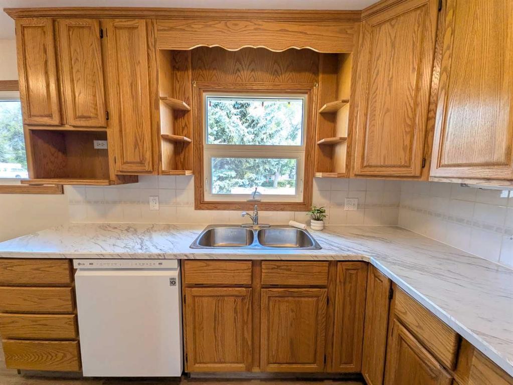 223 Allison Street, Acme, AB - Indoor Photo Showing Kitchen With Double Sink
