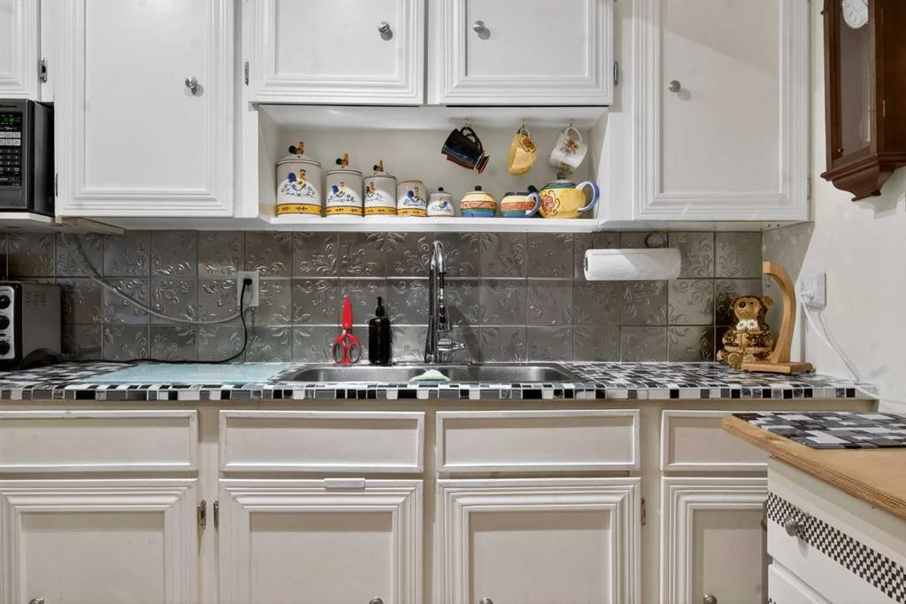 106-6223 31 Avenue Nw, Calgary, AB - Indoor Photo Showing Kitchen