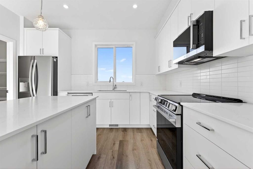 609-132 Red Embers Link Ne, Calgary, AB - Indoor Photo Showing Kitchen With Upgraded Kitchen