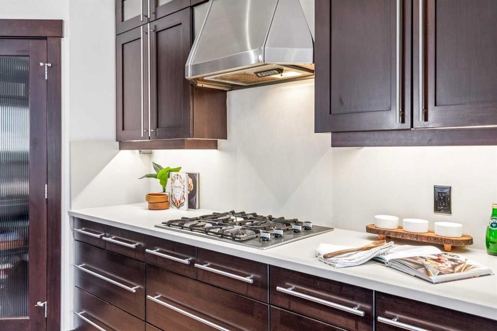 2317 16 Street Sw, Calgary, AB - Indoor Photo Showing Kitchen