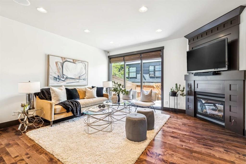 2317 16 Street Sw, Calgary, AB - Indoor Photo Showing Living Room With Fireplace
