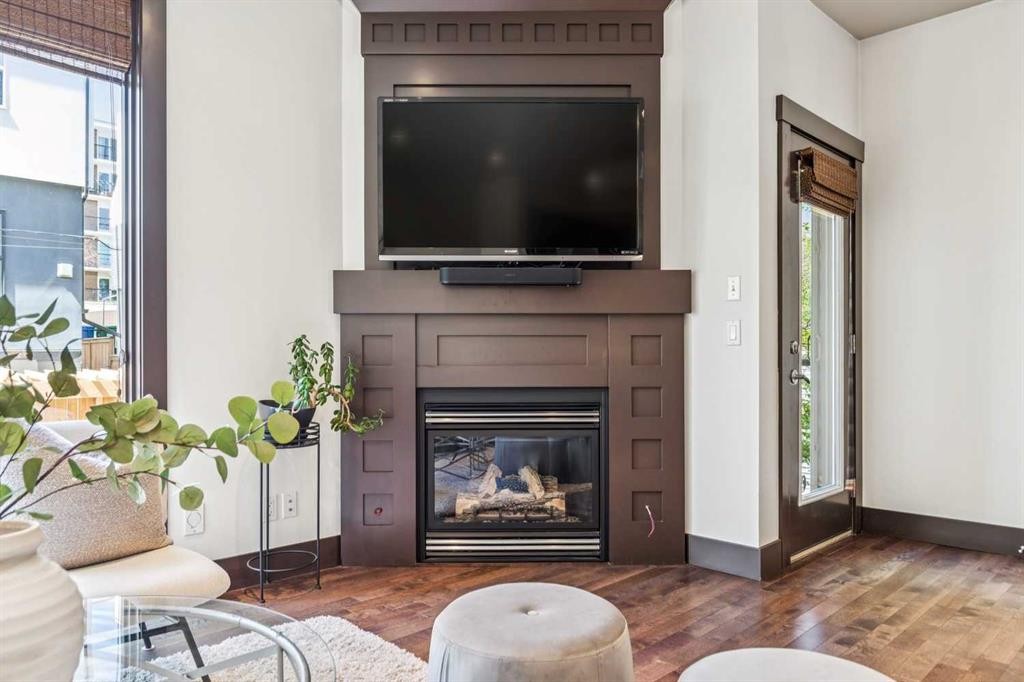 2317 16 Street Sw, Calgary, AB - Indoor Photo Showing Living Room With Fireplace