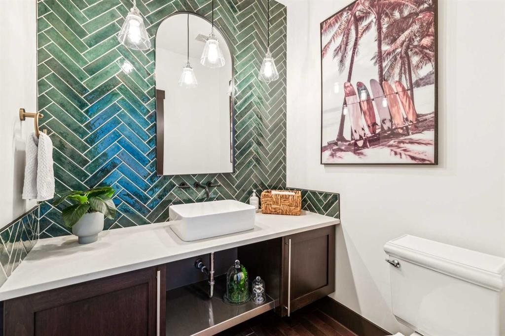 2317 16 Street Sw, Calgary, AB - Indoor Photo Showing Bathroom