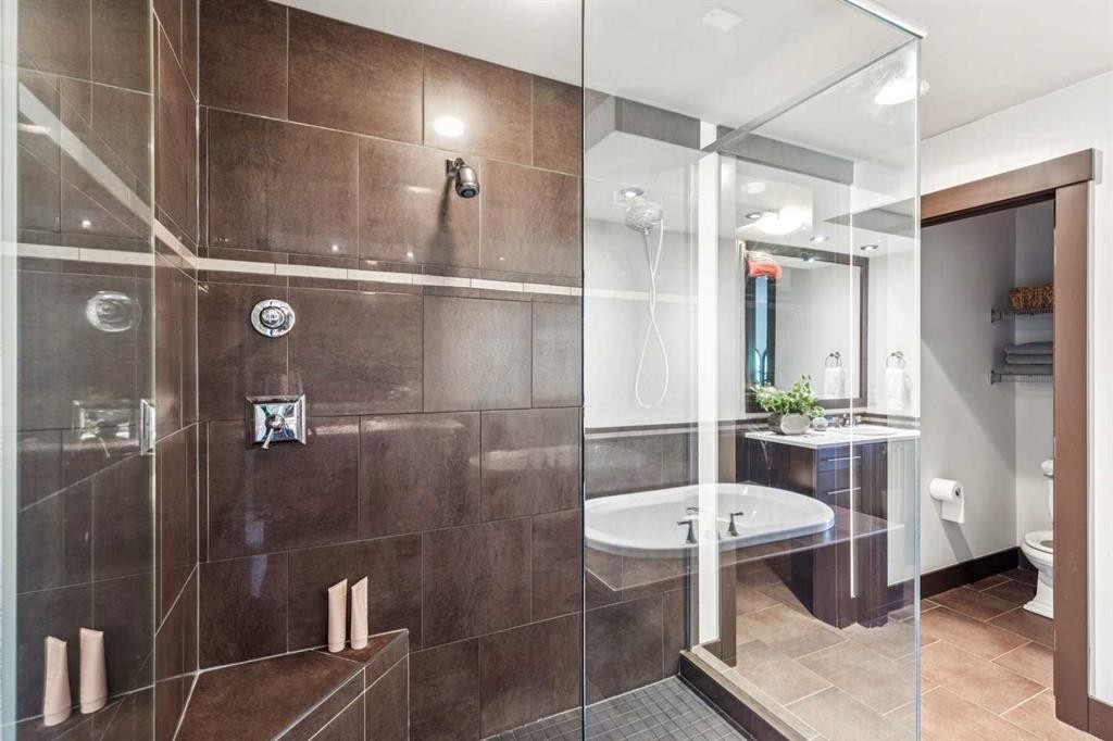 2317 16 Street Sw, Calgary, AB - Indoor Photo Showing Bathroom