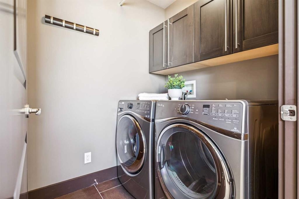 2317 16 Street Sw, Calgary, AB - Indoor Photo Showing Laundry Room