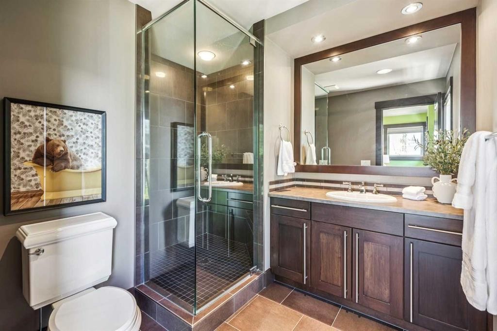 2317 16 Street Sw, Calgary, AB - Indoor Photo Showing Bathroom