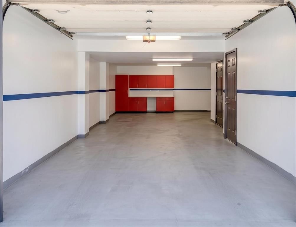 2317 16 Street Sw, Calgary, AB - Indoor Photo Showing Garage