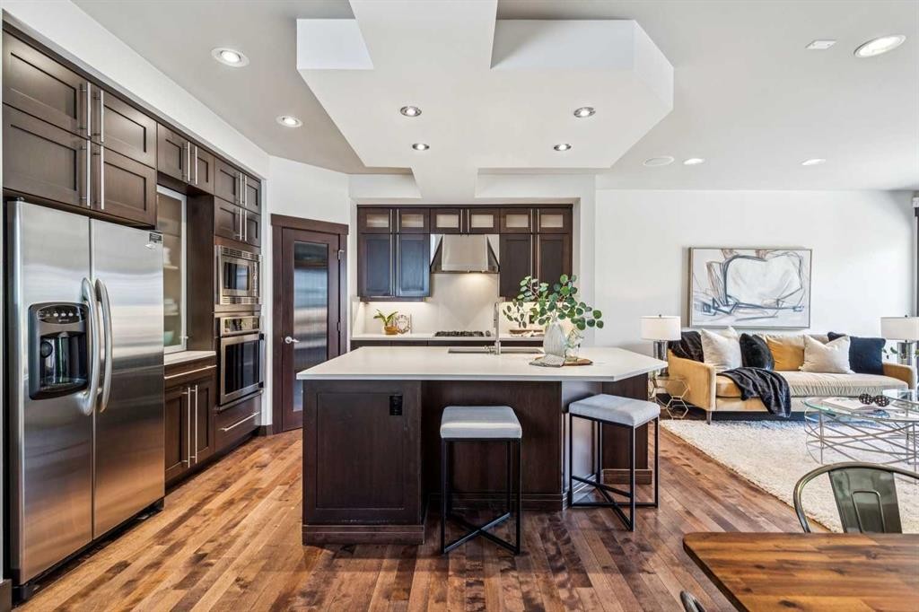 2317 16 Street Sw, Calgary, AB - Indoor Photo Showing Kitchen With Upgraded Kitchen