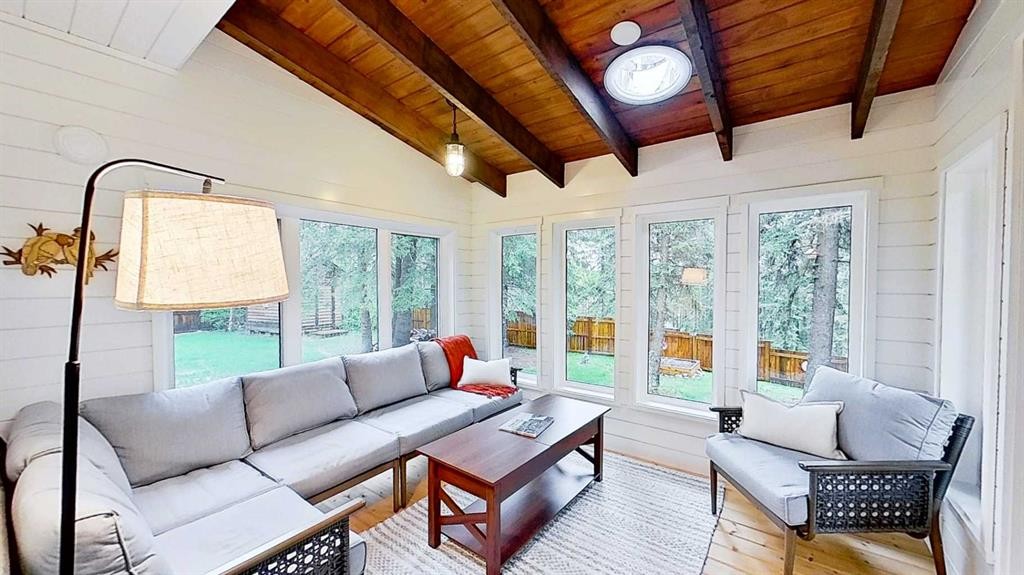 15 Echlin Court, Bragg Creek, AB - Indoor Photo Showing Living Room