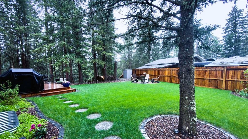 15 Echlin Court, Bragg Creek, AB - Outdoor With Backyard