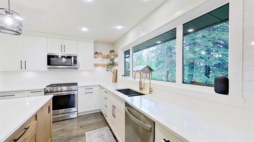 15 Echlin Court, Bragg Creek, AB - Indoor Photo Showing Kitchen With Double Sink With Upgraded Kitchen