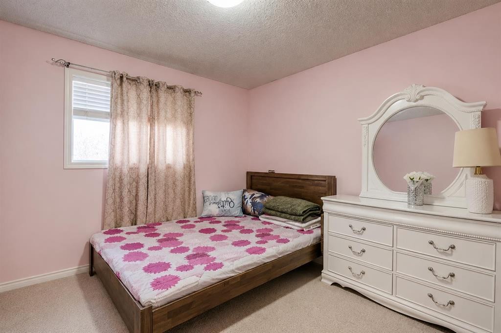 47 Westmount Road, Okotoks, AB - Indoor Photo Showing Bedroom