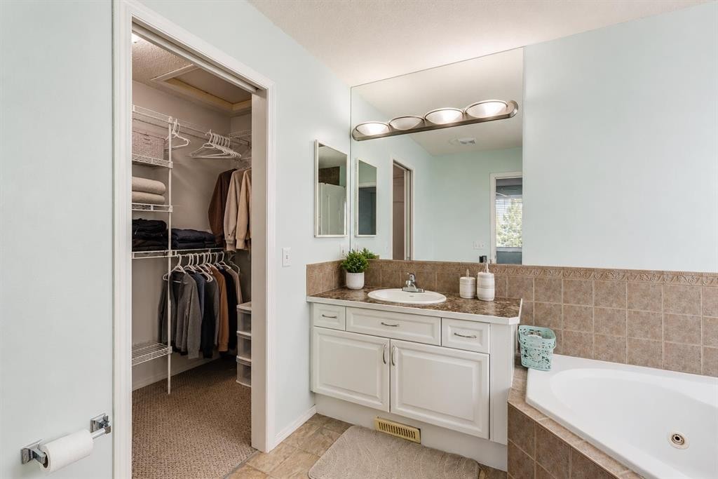 47 Westmount Road, Okotoks, AB - Indoor Photo Showing Bathroom