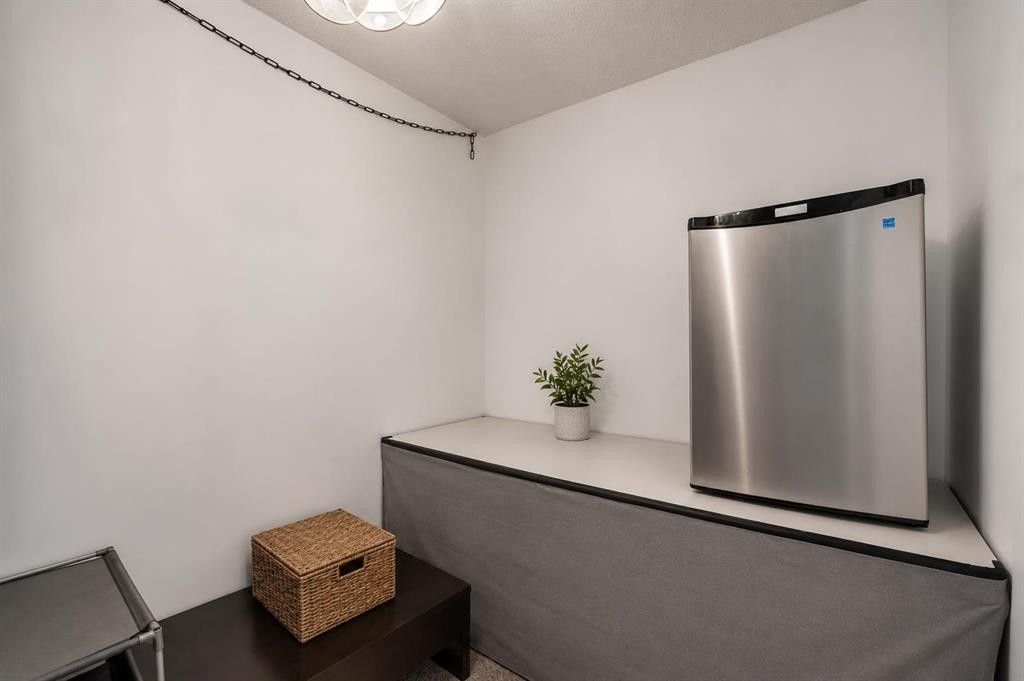 47 Westmount Road, Okotoks, AB - Indoor Photo Showing Other Room