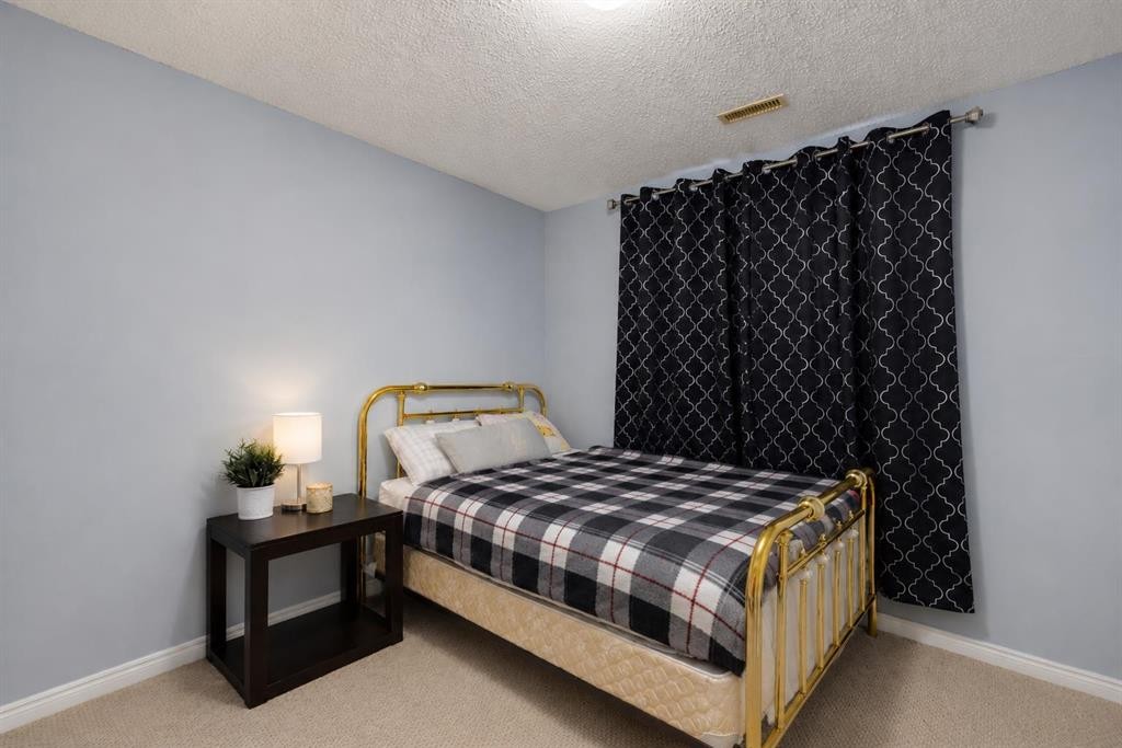 47 Westmount Road, Okotoks, AB - Indoor Photo Showing Bedroom