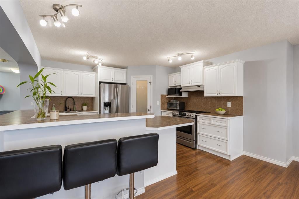 47 Westmount Road, Okotoks, AB - Indoor Photo Showing Kitchen