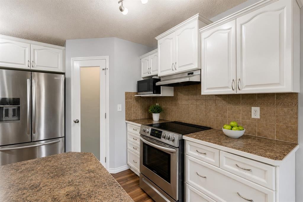 47 Westmount Road, Okotoks, AB - Indoor Photo Showing Kitchen With Upgraded Kitchen