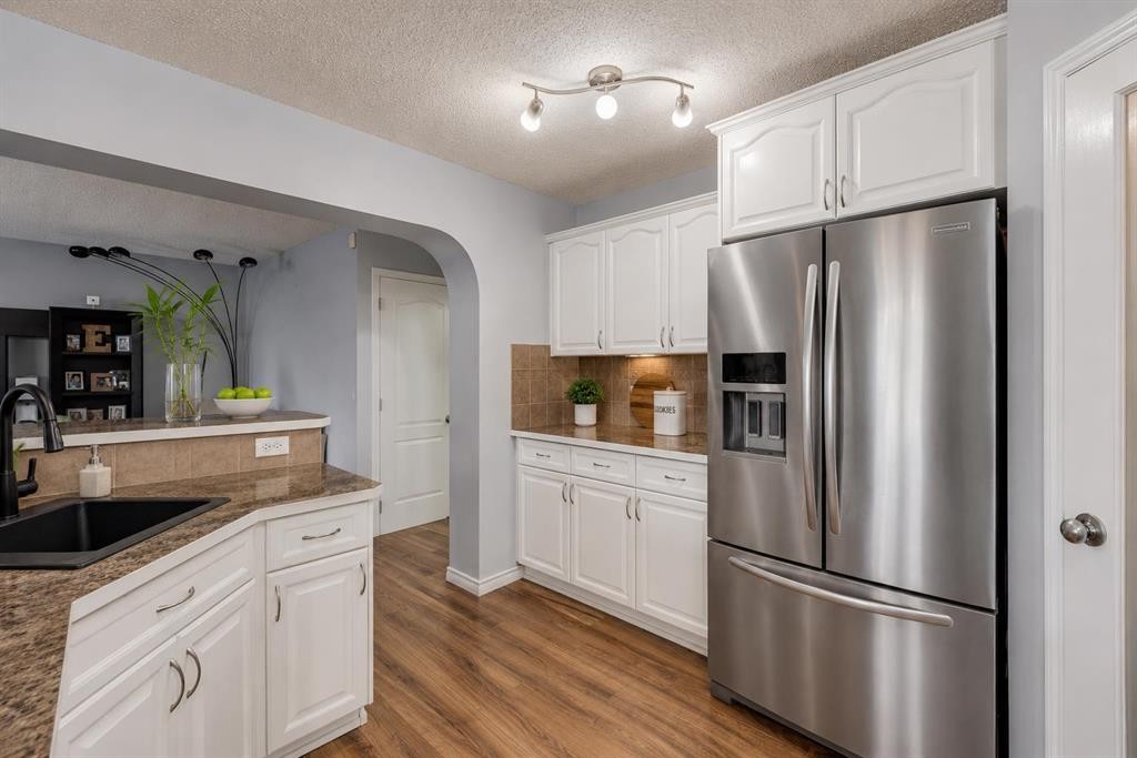 47 Westmount Road, Okotoks, AB - Indoor Photo Showing Kitchen